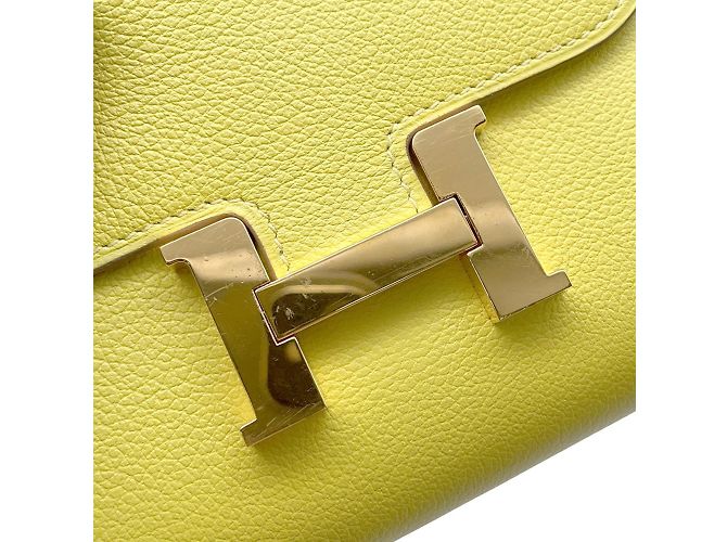 Billetera Compacta Constance de Hermès en Lima Dorado - vista 12