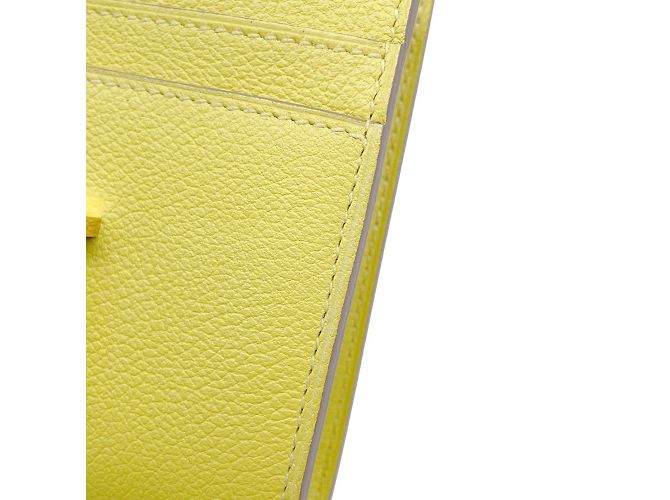 Billetera Compacta Constance de Hermès en Lima Dorado - vista 6