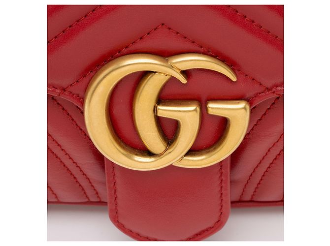 Borsa a tracolla media GG Marmont in pelle Matelassé Gucci Rosso - vista 9
