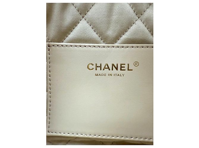 Bolsa transversal Chanel 22 Mini em couro de bezerro brilhante acolchoado branco - vista 10