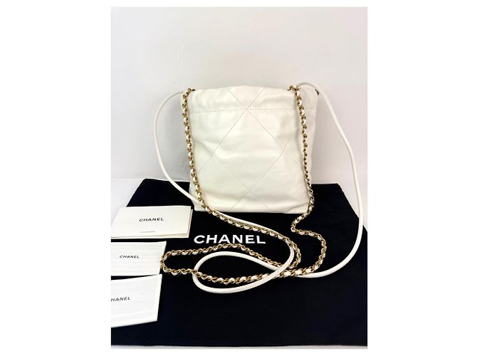 Bolsa transversal Chanel 22 Mini em couro de bezerro brilhante acolchoado branco - vista 2