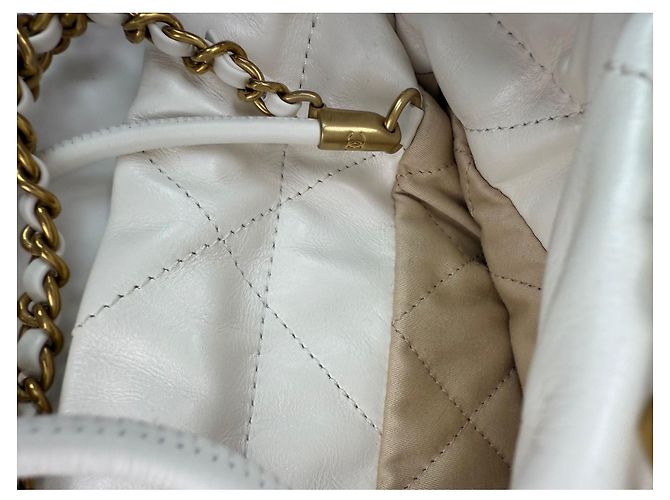 Bolsa transversal Chanel 22 Mini em couro de bezerro brilhante acolchoado branco - vista 7