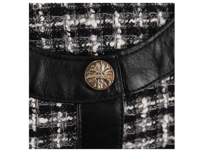 Girl Ragazza CHANEL Giacca Chanel Borsa a Spalla tweed Nero Bianco CC Auth 126244V - vista 20