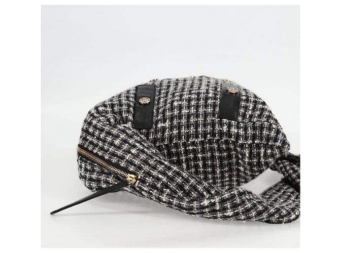 Girl Ragazza CHANEL Giacca Chanel Borsa a Spalla tweed Nero Bianco CC Auth 126244V - vista 3