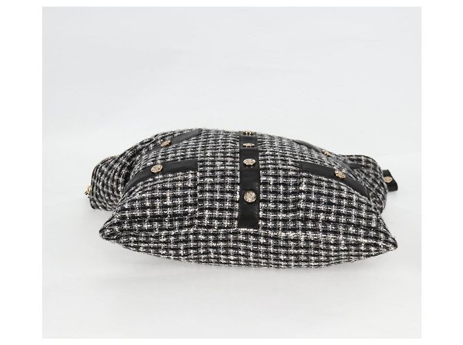 Girl Ragazza CHANEL Giacca Chanel Borsa a Spalla tweed Nero Bianco CC Auth 126244V - vista 5