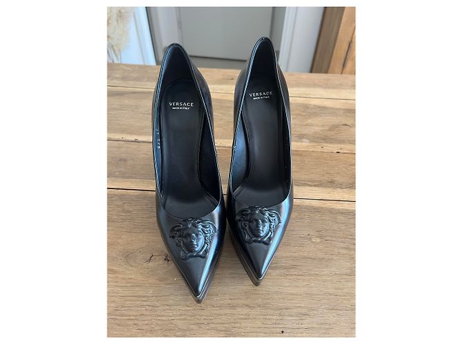 Décolleté in pelle nera Versace - vista 2