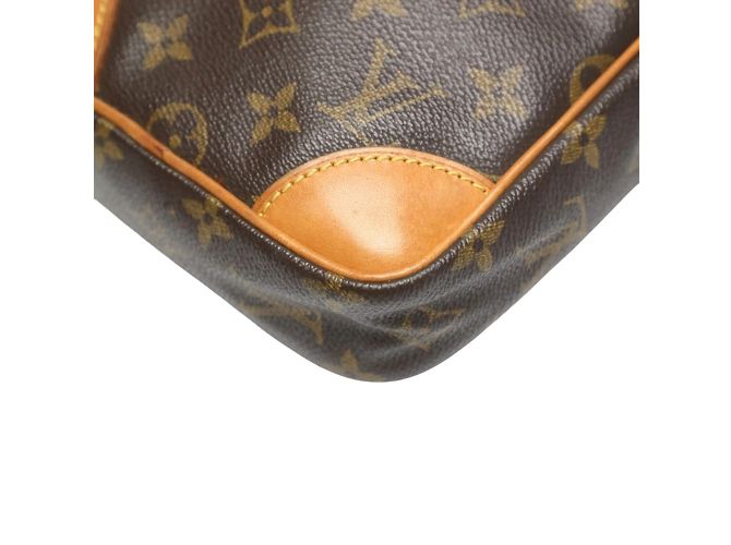 Bolsa de Ombro Monogram Danube Louis Vuitton Marrom - vista 7