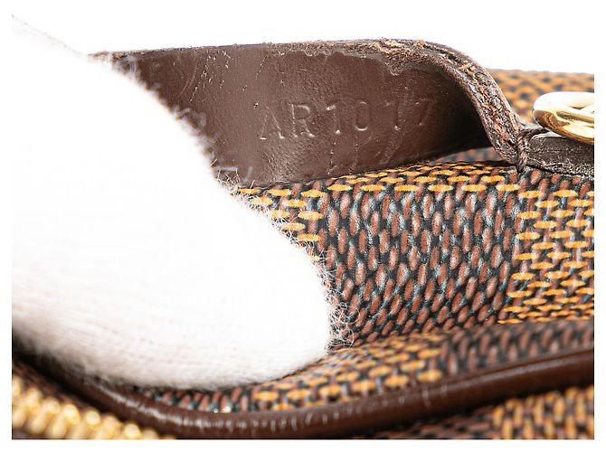 Custodia Okapi PM Damier Ebano Marrone Louis Vuitton - vista 6