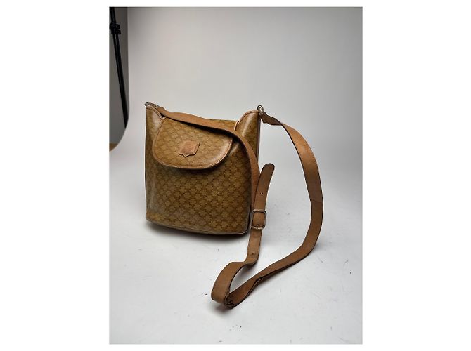Céline Vintage Celine Triomphe Monogramm Leder Tasche in Gold und Braun Golden - Ansicht 15