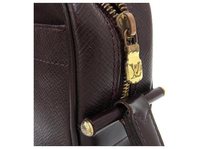 Clutch Kaluga Taiga Louis Vuitton M30816 Rosso - vista 5