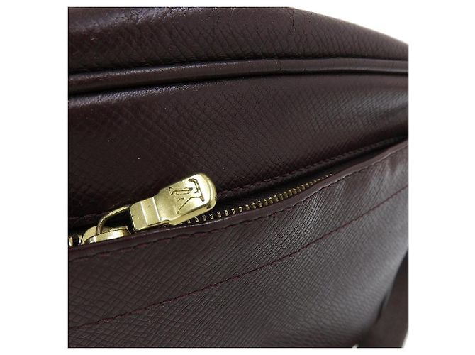 Clutch Kaluga Taiga Louis Vuitton M30816 Rosso - vista 6