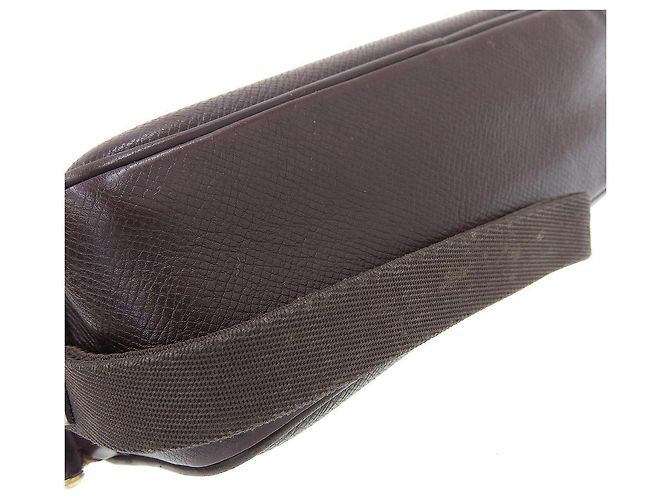 Clutch Kaluga Taiga Louis Vuitton M30816 Rosso - vista 7
