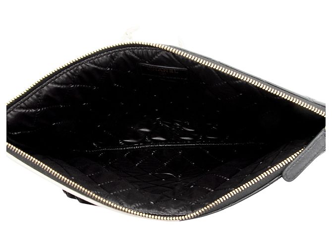 Gabrielle Chanel O-Case medio in pelle di agnello Camelia Nero - vista 5