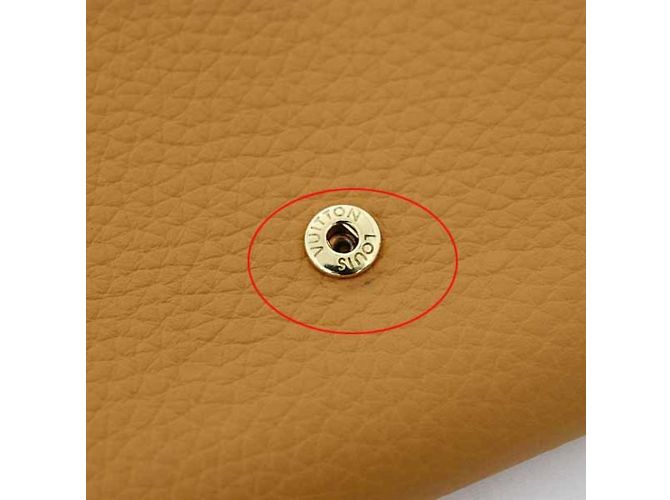 Cartera compacta tri-fold Capucines de Louis Vuitton Dorado Naranja Amarillo - vista 5