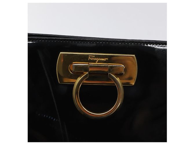 Borsa a Spalla Gancini Chain di Salvatore Ferragamo Smalto Nero Oro Auth 128633 - vista 14