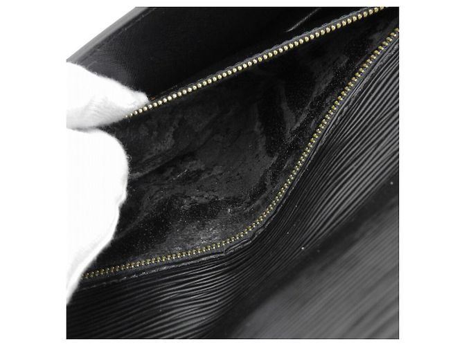 Clutch Dragonne in pelle Epi Louis Vuitton M52612 Nero - vista 8