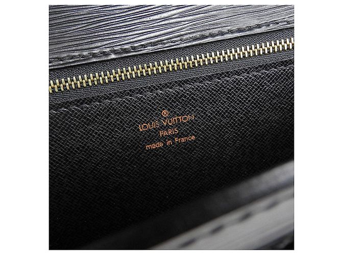 Clutch Dragonne in pelle Epi Louis Vuitton M52612 Nero - vista 9