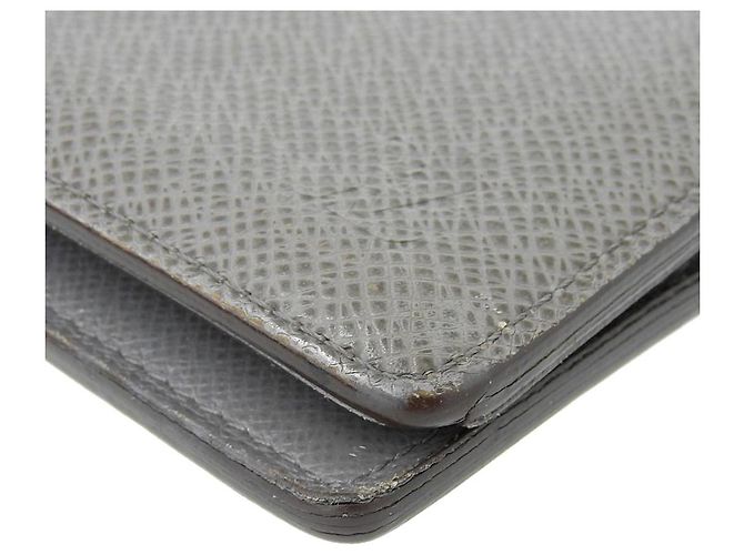 Cartera Larga Brazza en Taiga Louis Vuitton Gris - vista 3