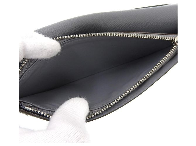 Cartera Larga Brazza en Taiga Louis Vuitton Gris - vista 8