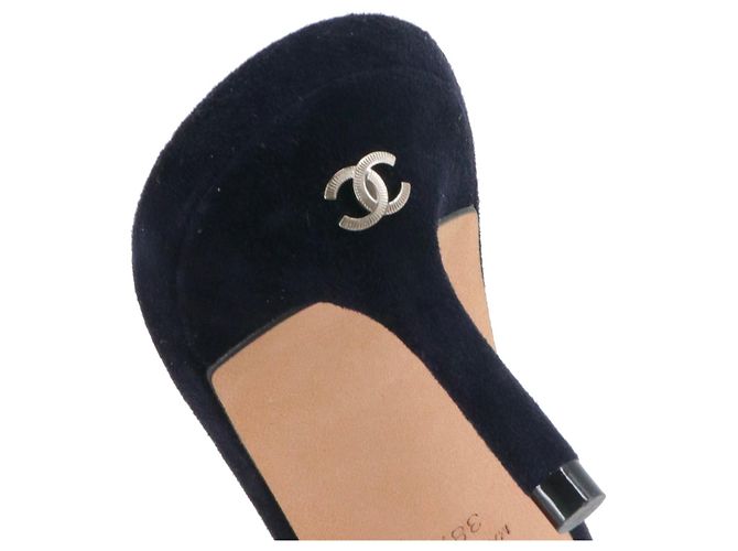 CHANEL - Mules in suede blu navy con tacco di Chanel (taglia 38,5) - vista 4