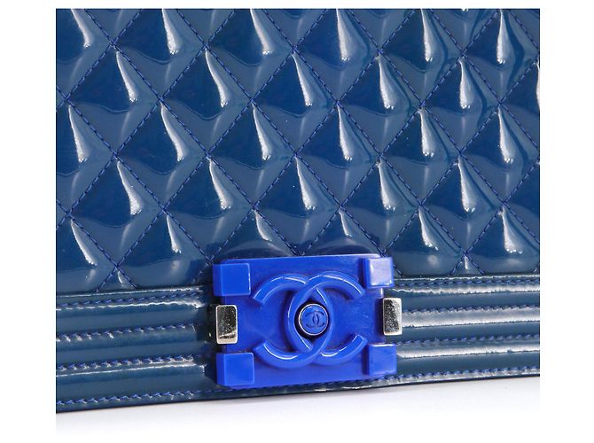 CHANEL - Borsa a spalla Chanel Boy in pelle verniciata blu - vista 5