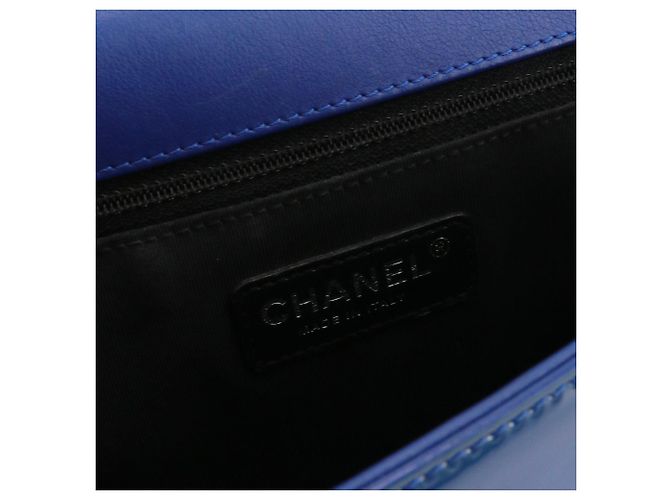 CHANEL - Borsa a spalla Chanel Boy in pelle verniciata blu - vista 9