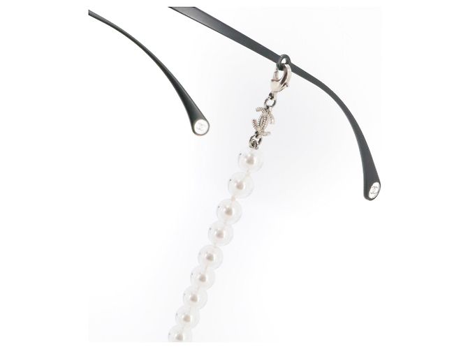 CHANEL - Occhiali da sole neri in metallo Chanel con catena di perle Nero - vista 3