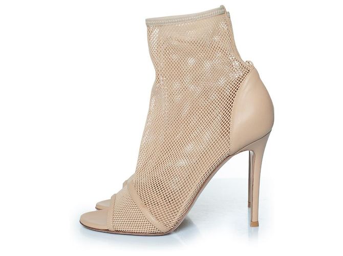 Gianvito Rossi, botas de calcetín de red en beige - vista 2