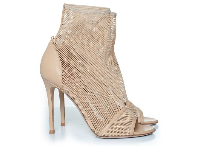 Gianvito Rossi, botas de calcetín de red en beige - vista 3