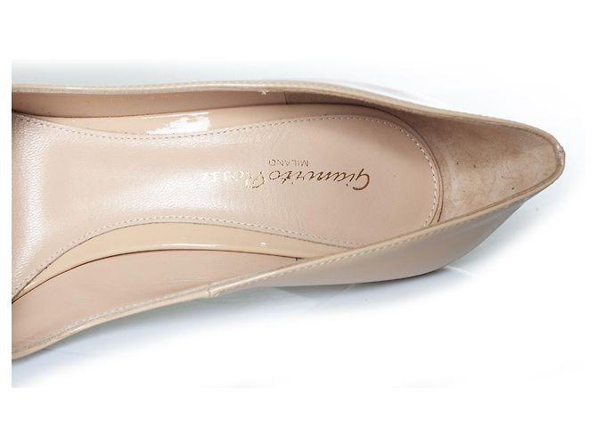 Gianvito Rossi, Lackleder-Pumps in Nude - Ansicht 9