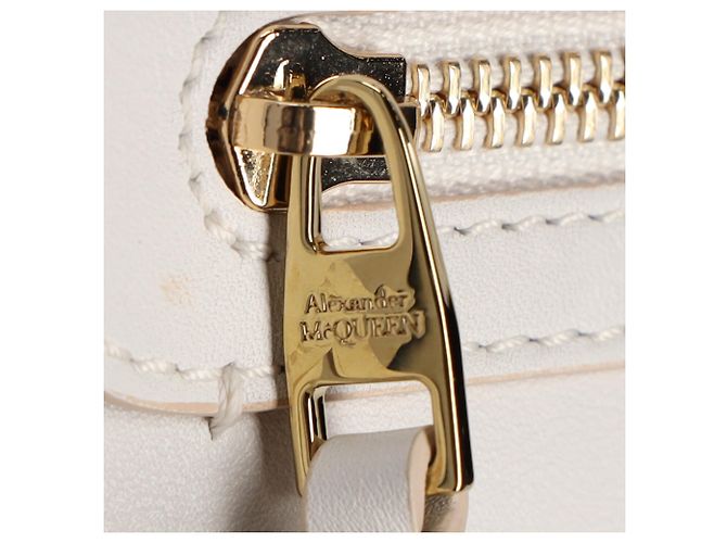 Sac à bandoulière The Short Story en cuir blanc d'Alexander McQueen - vue 8