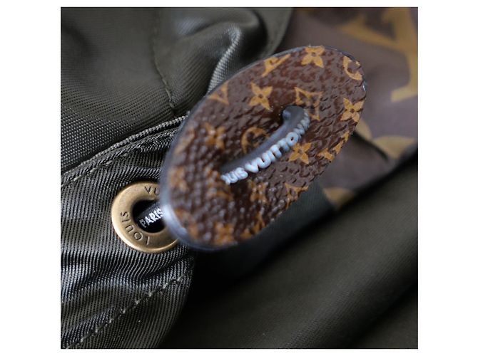 Chaqueta deportiva con capucha de nylon brillante Louis Vuitton Caqui - vista 12