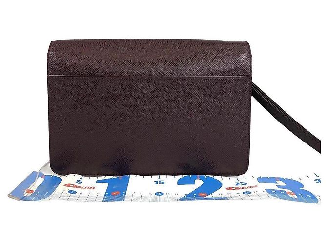 Clutch Louis Vuitton in pelle viola Porpora - vista 2