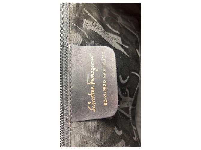 Borsa Salvatore Ferragamo Vara in pelle nera effetto coccodrillo - vista 8