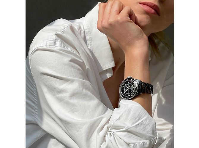 Chanel J12 GMT Uhr aus schwarzer Keramik - Ansicht 3