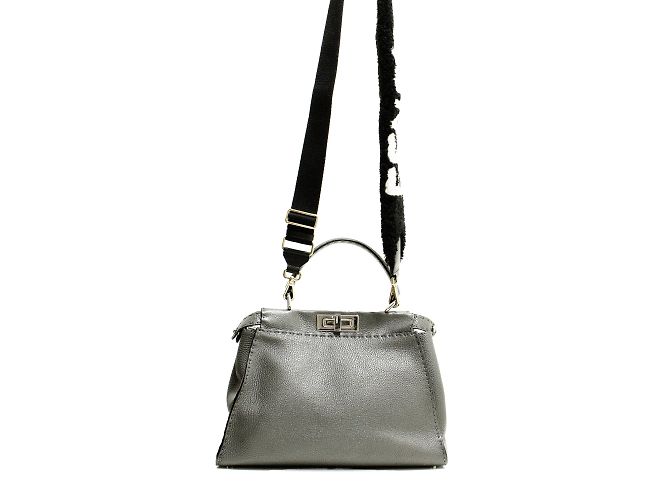 e la borsa iconica Fendi Peekabo Grigio - vista 5