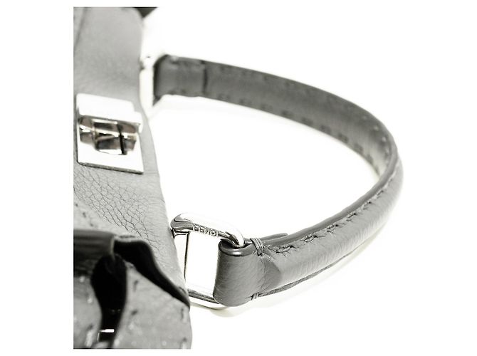 e la borsa iconica Fendi Peekabo Grigio - vista 7