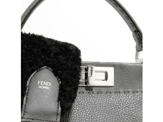 e la borsa iconica Fendi Peekabo Grigio - vista 8