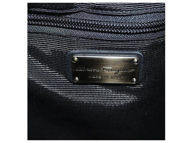Borsa Vala in pelle verniciata nera Salvatore Ferragamo Auth 129211 - vista 17