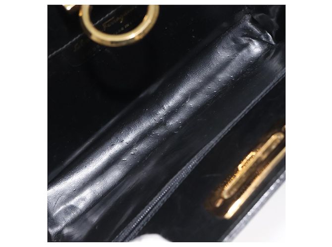 Borsa a Spalla Gancini Chain in Pelle Nera Oro Auth 128664 di Salvatore Ferragamo - vista 10