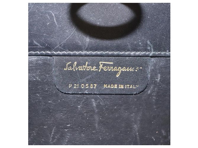 Borsa a Spalla Gancini Chain in Pelle Nera Oro Auth 128664 di Salvatore Ferragamo - vista 12