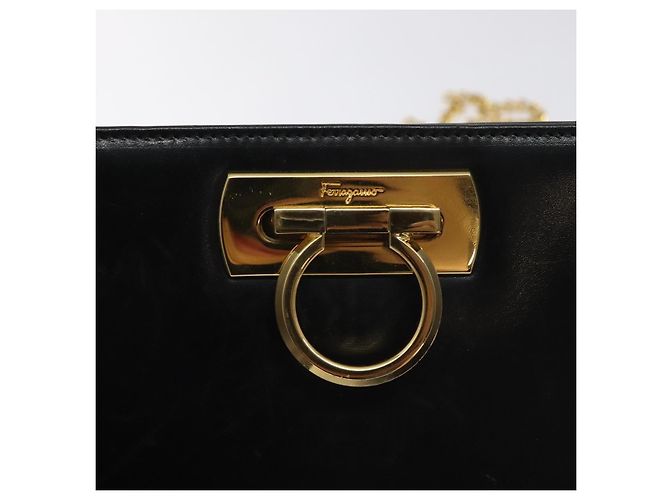 Borsa a Spalla Gancini Chain in Pelle Nera Oro Auth 128664 di Salvatore Ferragamo - vista 17