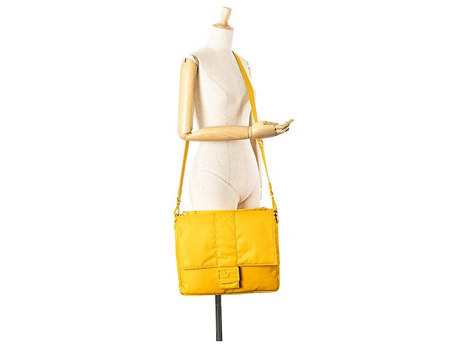 Borsa Baguette grande in nylon Econyl giallo Fendi - vista 13