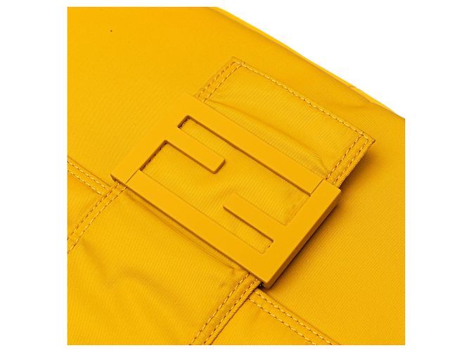 Borsa Baguette grande in nylon Econyl giallo Fendi - vista 8
