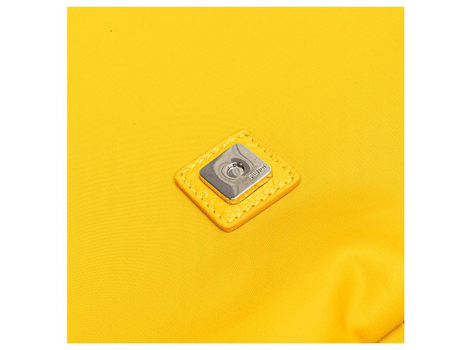 Borsa Baguette grande in nylon Econyl giallo Fendi - vista 9