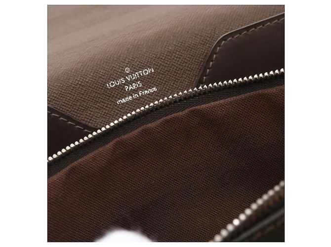 Malette en cuir Taiga Laguito Louis Vuitton Marron - vue 10