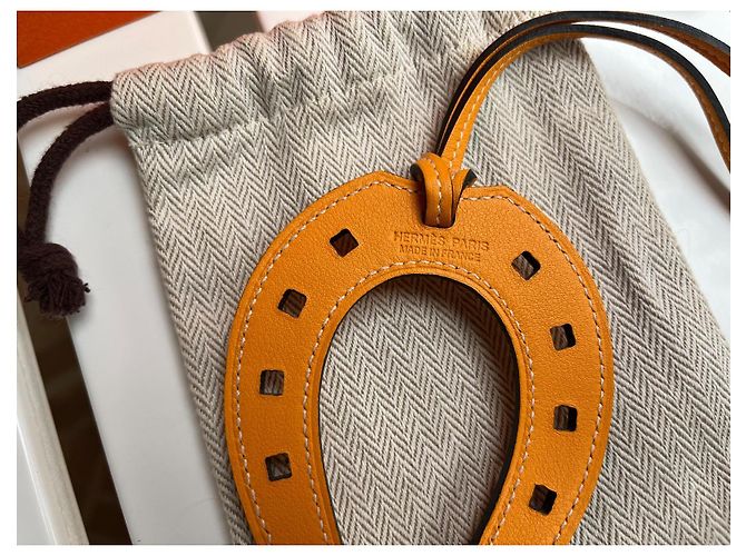 Charm per borsa Hermès Paddock Arancione in pelle - vista 2