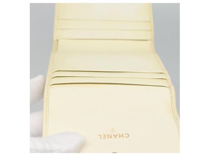 Chanel Billetera Bifold de Cuero Blanco Oro CC Auth bs27934 Dorado - vista 13