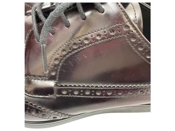 Prada Schnür-Brogue-Schuhe aus burgunderfarbenem Leder - Ansicht 10