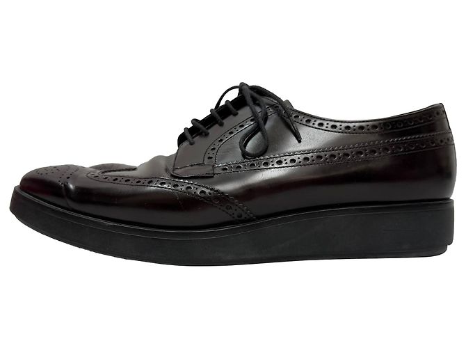 Prada Schnür-Brogue-Schuhe aus burgunderfarbenem Leder - Ansicht 3